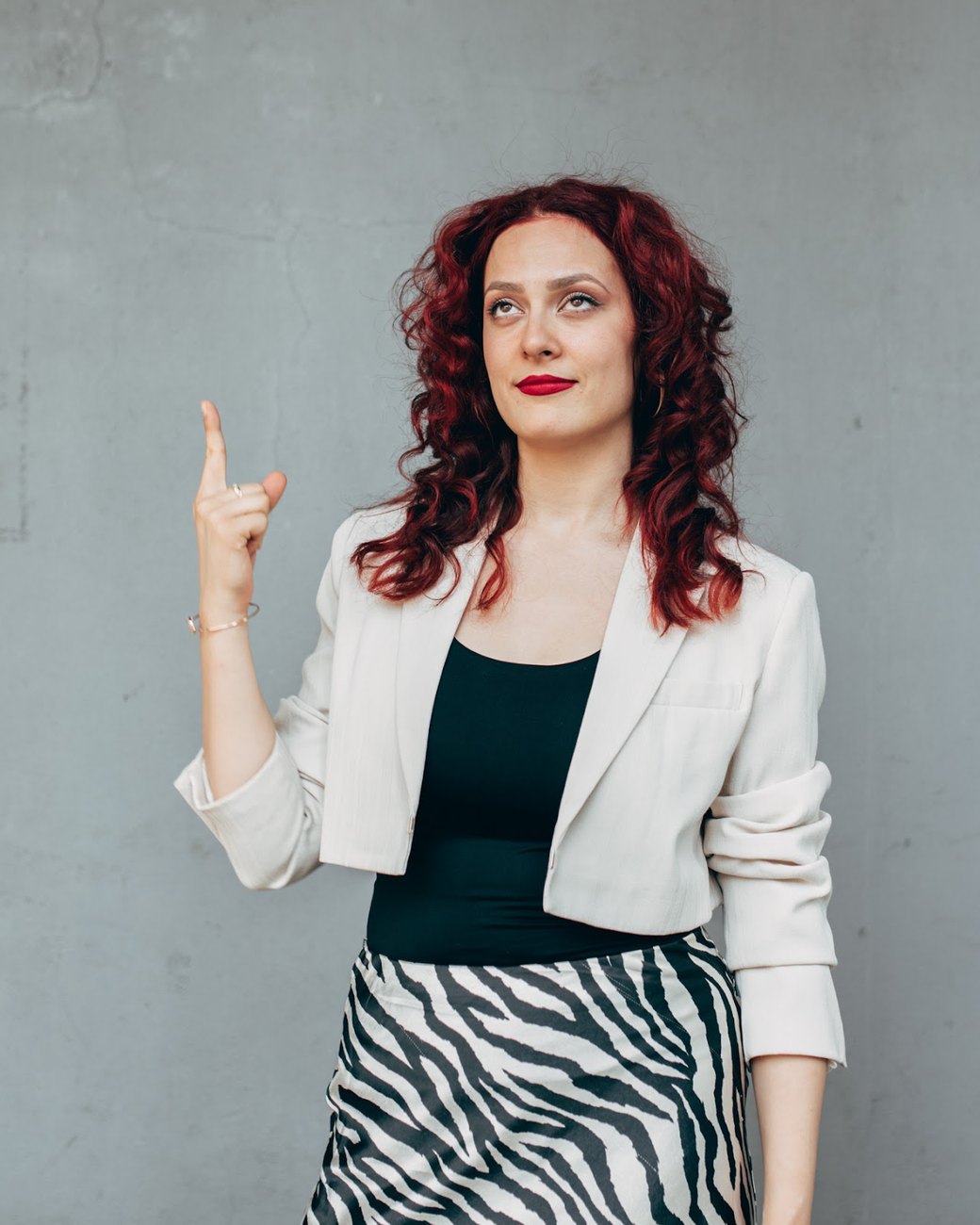 Sofija Ćirjaković pokazuje prstom nagore