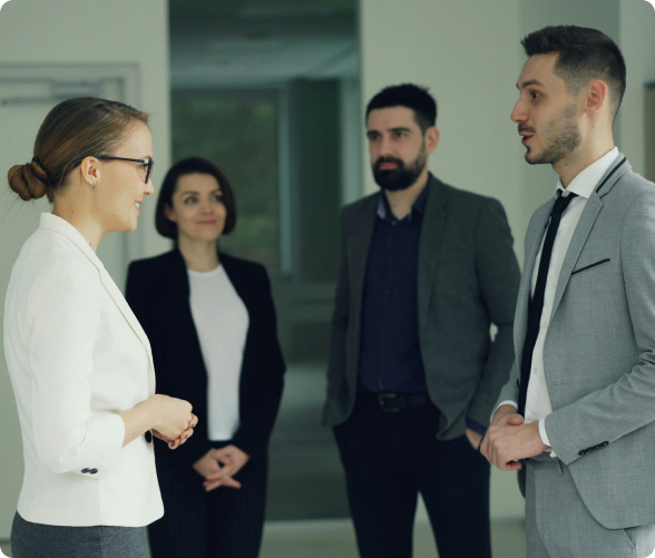 Tim u poslovnom okruženju — razgovor u kancelariji
